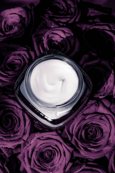 Kasvot kerma iho kosteusvoide violetti ruusut kukkia, ylellinen iho
 - Valokuva, kuva