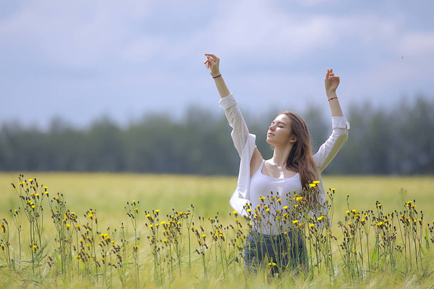 Природа осеннее поле модель девушка / пейзаж в летнем поле красивая молодая счастливая модель гламурная
 - Фото, изображение