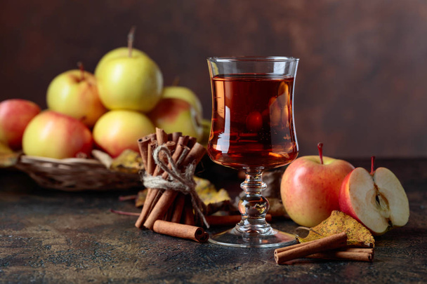Lasi omenamehua tai siideriä mehukas omenat ja kaneli sti
 - Valokuva, kuva