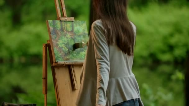 Vonzó karcsú kaukázusi barna lány rajz egy képet - Felvétel, videó