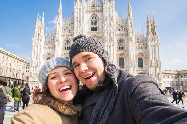 Voyage, photographie et concept de personnes - Happy couple en autoportrait à Milano sur la place du Dôme
 - Photo, image