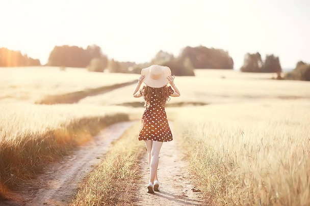 vestido de niña campo de trigo / concepto de vacaciones de verano feliz, un modelo en un campo soleado
 - Foto, imagen