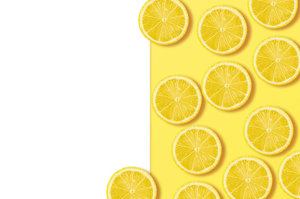 Taze sulu sarı limon bir dilim. Doku arka planı - Fotoğraf, Görsel