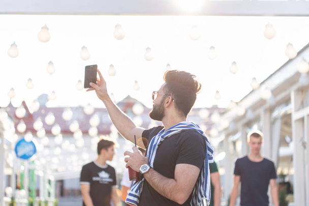 bel homme prend un selfie en plein air - personnes caucasiennes - nature, personnes, style de vie et concept de technologie
 - Photo, image