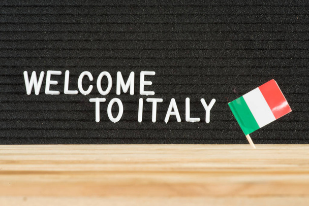Drapeau italien et slogan Bienvenue en Italie
 - Photo, image