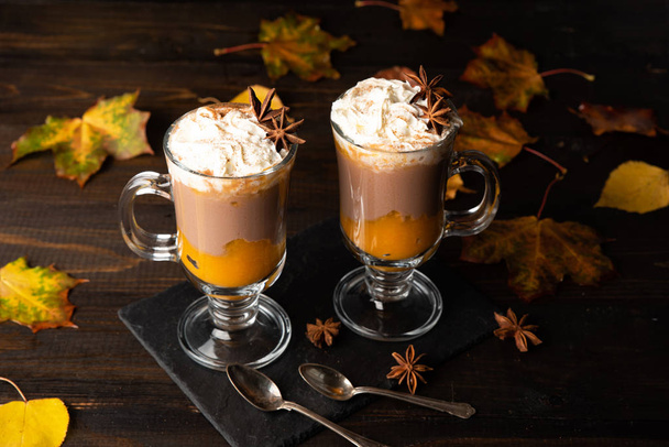 Kabak baharatlı latte. Krem şanti ile tatlı çikolata sıcak içecek - Fotoğraf, Görsel