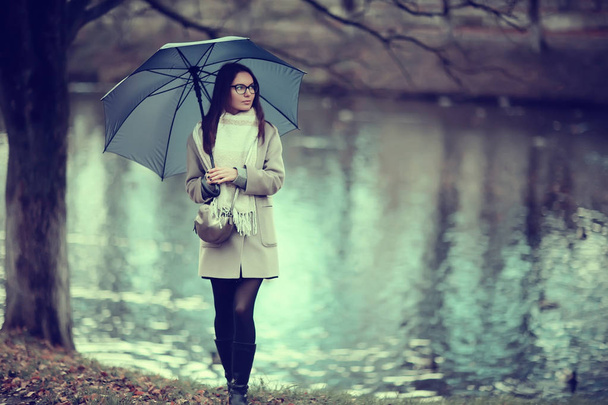зонтичный пруд осень женщина / октябрь в городском парке у пруда, пейзаж с девушкой и зонтик
 - Фото, изображение
