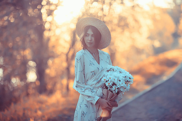 menina romântica feliz em um chapéu de palha / modelo jovem em um dia de verão vestido, mulher felicidade
 - Foto, Imagem