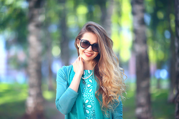 sexy blonde walk summer park / urban style, glamorous young woman in urban style - Foto, Bild