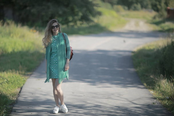 σέξι ξανθιά περπάτημα καλοκαίρι πάρκο/αστικό στυλ, λαμπερή νεαρή γυναίκα σε αστικό στυλ - Φωτογραφία, εικόνα