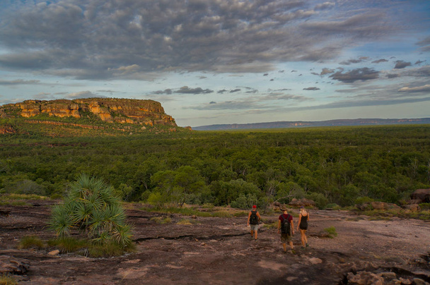 Touristen beim Abstieg vom Nadab Lookout in ubirr, Kakadu Nationalpark - Australien, nördliches Territorium - Foto, Bild