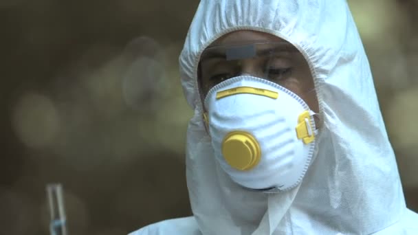 Tiedemies maskissa pitämässä radioaktiivista ainetta koeputkessa, ydinsedimentti
 - Materiaali, video