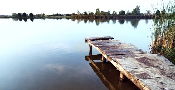 старый деревянный пирс на озере. - Фото, изображение