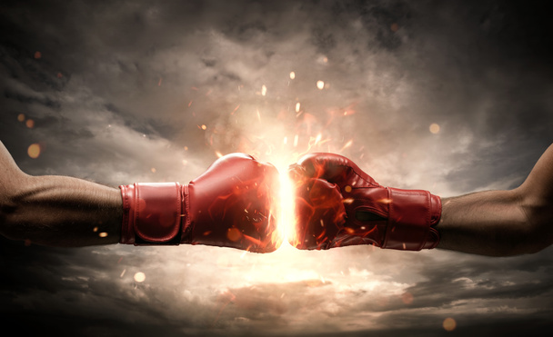 Боксерський бій, крупним планом два кулаки, які б'ються один з одним
 - Фото, зображення