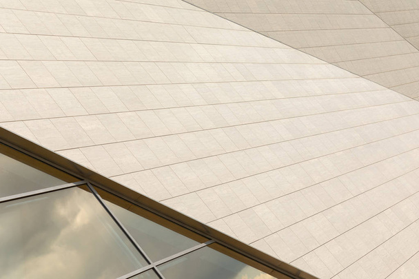 Sophisticating σύγχρονη οροφή πρόσοψη σχεδιασμό. Επιφάνεια με οριζόντιες γραμμές και παράθυρο με αντανάκλαση ουρανού - Φωτογραφία, εικόνα