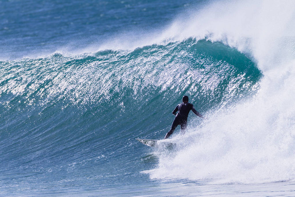Surffaaja Surfing ratsastaa kylmä aalto
 - Valokuva, kuva