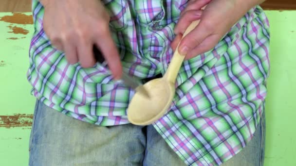 Γυναίκα κάνει παραδοσιακή χειροτεχνία από κοντά - Πλάνα, βίντεο