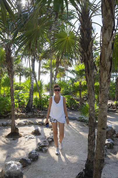 Nő napszemüveg a Karib-tenger parton pálmafákkal körülvett-kép - Fotó, kép