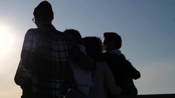 Silhouette csoport boldog tinédzserek Séta a napon. - Felvétel, videó