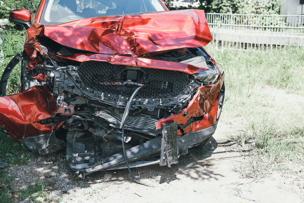συνετρίβη κατεστραμμένο σπασμένο αυτοκίνητο. αυτοκινητιστικό δυστύχημα - Φωτογραφία, εικόνα