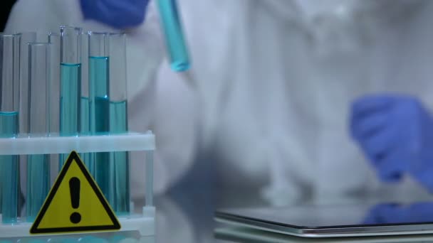 Scienziato che analizza liquido potenzialmente pericoloso in tubo, sviluppo di veleno
 - Filmati, video