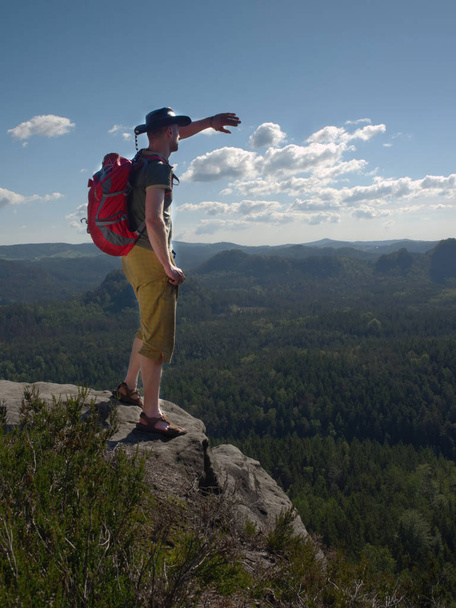 Sterke man toerist met een rugzak, wandelingen in de bergen - Foto, afbeelding