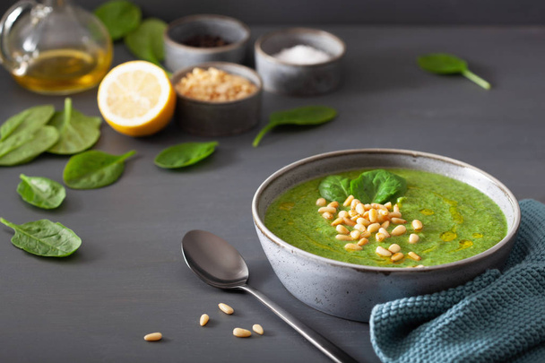 zöld Tejszínes karfiol spenót leves szürke háttér - Fotó, kép