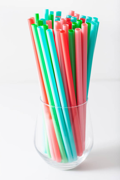 Одноразовые пластиковые соломинки
 - Фото, изображение