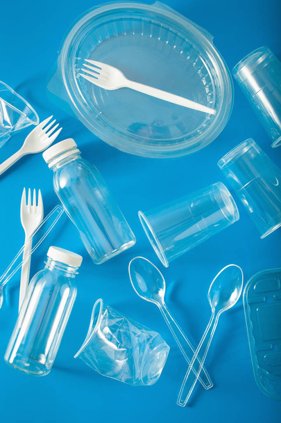 botellas de plástico de un solo uso, tazas, tenedores, cucharas. concepto de recy
 - Foto, Imagen