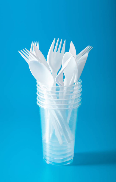 bicchieri di plastica monouso, forchette, cucchiai. concetto di riciclaggio pla
 - Foto, immagini