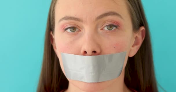 Vrouw wil spreken, maar het is niet toegestaan - Video