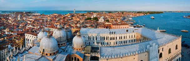 Lotnicze panoramy Wenecji z Bazyliki Świętego Marks i Pałacu doży. Wenecja, Włochy - Zdjęcie, obraz