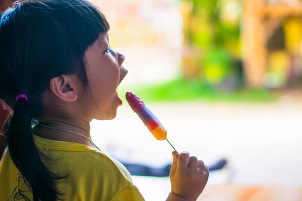 happy child girl eating ice cream - Foto, Imagem