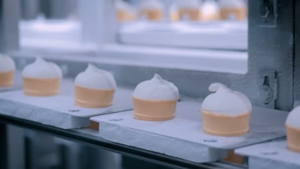 Modern gıda mandırasında otomatik dondurma üretim hattı - Video, Çekim