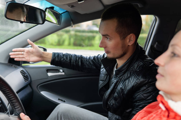 Fahrlehrer bringt Fahrschülerin Autofahren bei - Foto, Bild