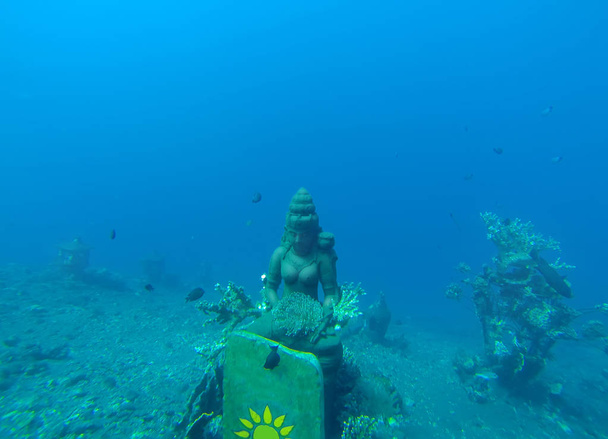 Балі, Індонезія. Балтійського моря. Статуя Будди під водою, на b - Фото, зображення