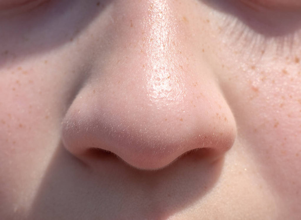 Nos nastolatek dziewczyna blisko w górę widok z przodu - Zdjęcie, obraz