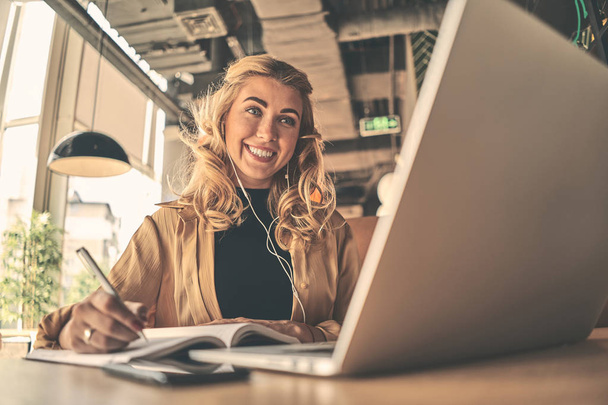 Jovem empresária caucasiana feliz usando computador
 - Foto, Imagem