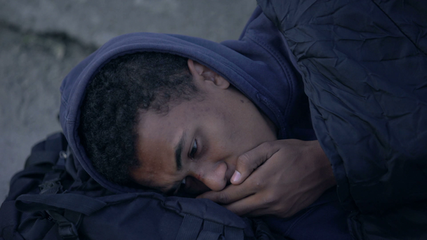 Chory kaszel bezdomnego śpiącego na dworze, niepewność społeczna, rozpacz w ubóstwie - Materiał filmowy, wideo