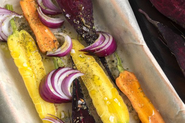 Verdure tritate per friggere. barbabietole e carote
. - Foto, immagini