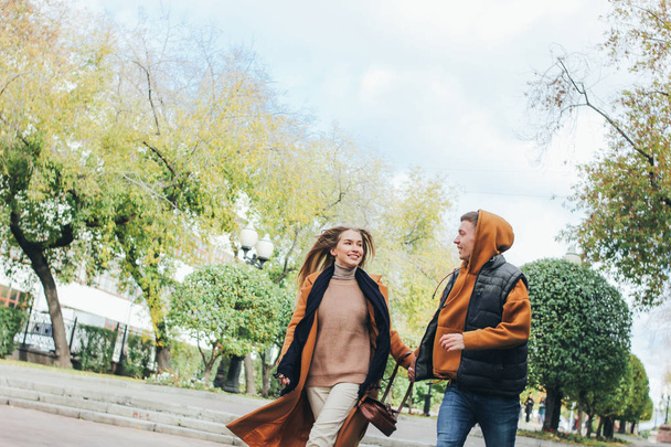 Onnellinen nuori pari rakastunut teini ystäviä pukeutunut rento tyyli kävely yhdessä kaupungin kadulla
  - Valokuva, kuva