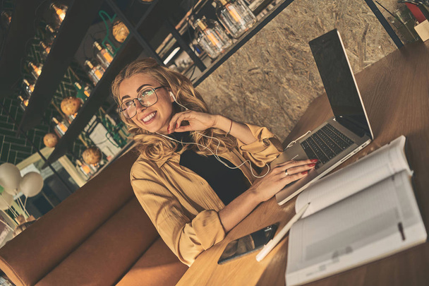 Щаслива молода кавказька бізнес-леді підприємець використовує комп'ютер
 - Фото, зображення