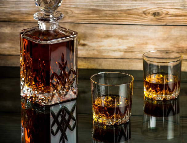 Bicchieri di whisky e decanter
 - Foto, immagini