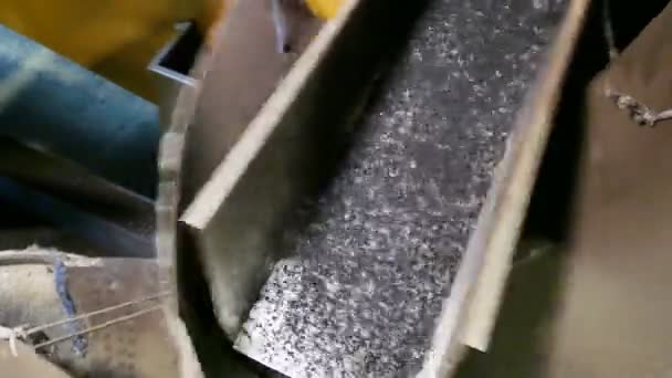 Produkt z recyklovaného kaučuku/pryžový granulát získaný z recyklovaných pneumatik - Záběry, video