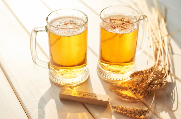 ποτήρι μπύρας σε λευκό ξύλινο φόντο, θέα από το παράθυρο στο ηλιοβασίλεμα, το Φεστιβάλ - Φωτογραφία, εικόνα