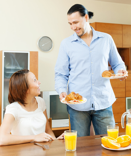 lachende volwassen paar ontbijten - Foto, afbeelding
