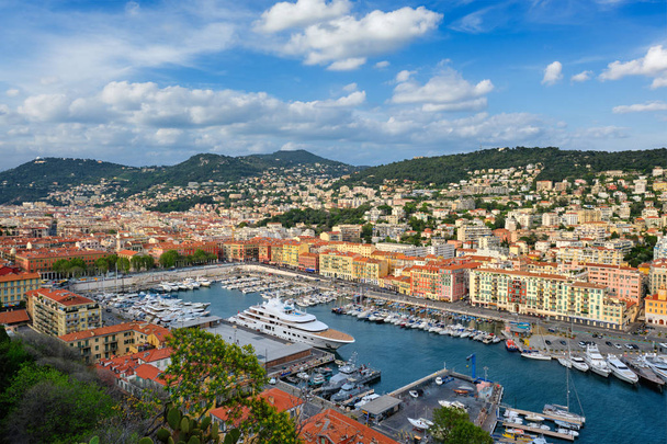 Widok na Stary Port w Nicei z jachtami, Francja - Zdjęcie, obraz