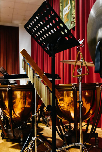 Trípodes para sostener instrumentos musicales de percusión
. - Foto, imagen