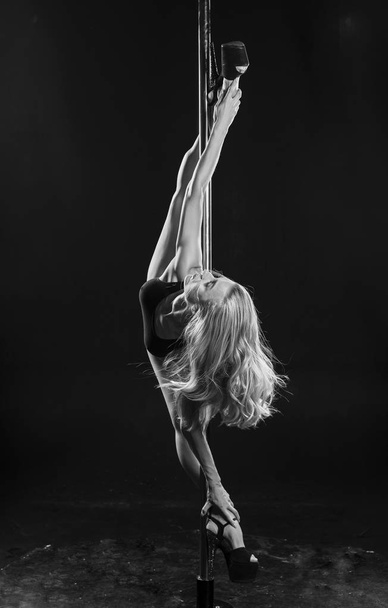 Beautiful athletic busty elegant blonde girl performs artistic e - Valokuva, kuva
