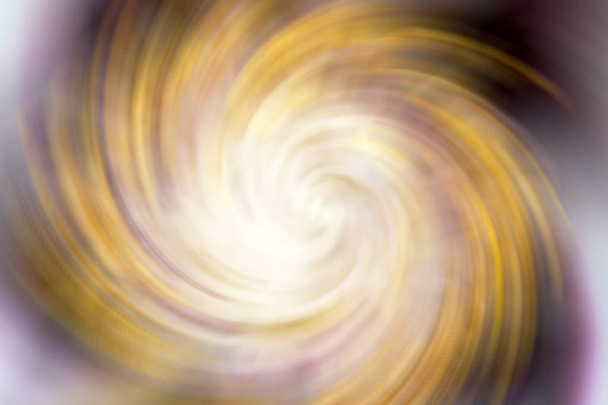Vórtice violeta amarelo espiral. Lilás roxo branco desfocado gradiente fundo
 - Foto, Imagem